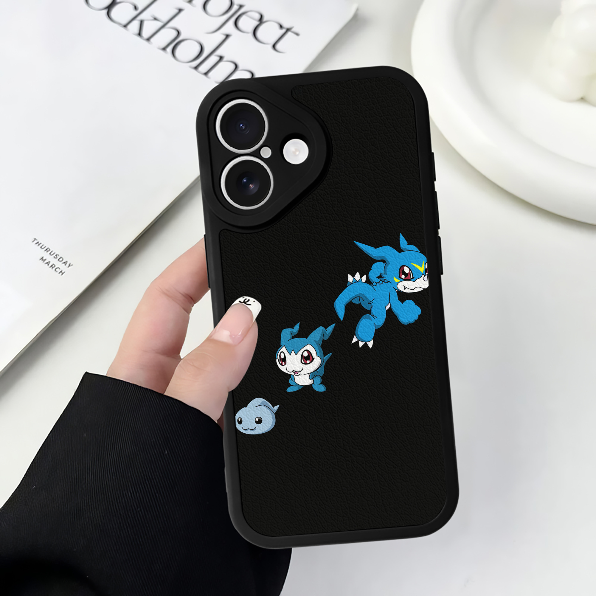 （画像用） Digimon デジタルモンスター/デジモン 【iPhone 16シリーズ対応】シリコンスマホケース（レザー調） 材質：シリコン